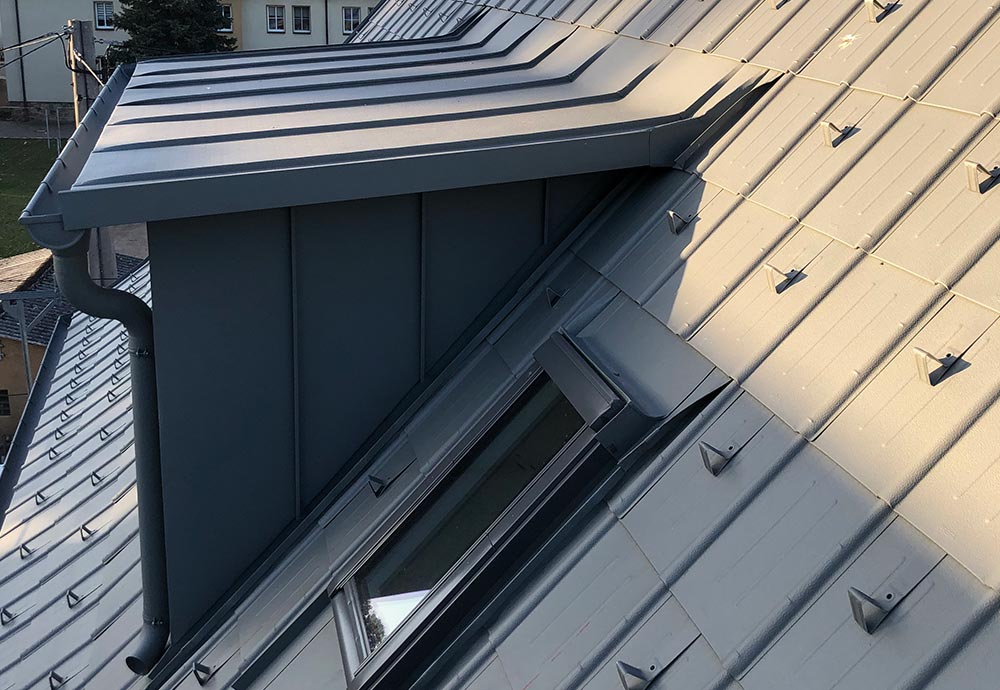 Leichtmetalldach Prefa Dachplatte stucco hellgrau / 120mm Aufsparrendämmung / Schornsteinverkleidung  und Gaupenverkleidung mit Stehfalz