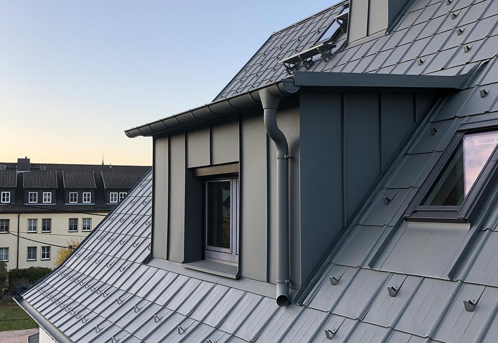 Leichtmetalldach Prefa Dachplatte stucco hellgrau / 120mm Aufsparrendämmung / Schornsteinverkleidung  und Gaupenverkleidung mit Stehfalz