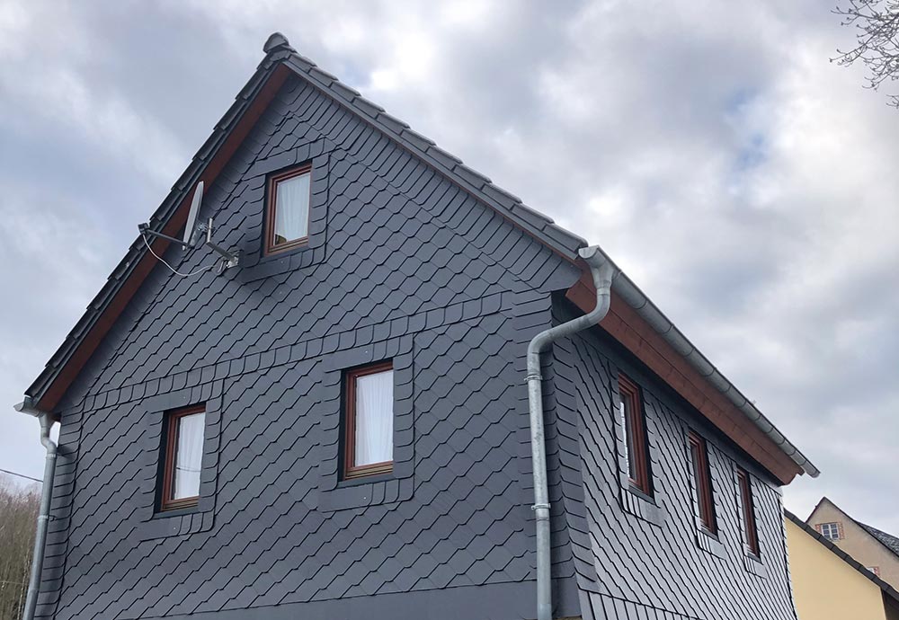 Fassadenbekleidung mit Faserzement 20x20 in Wabendeckung