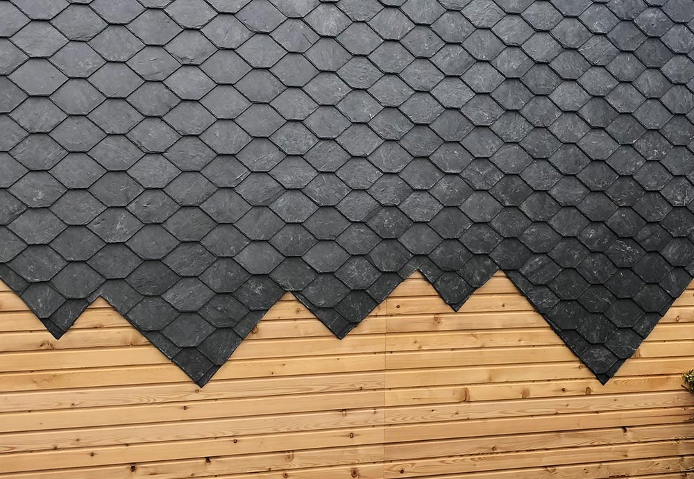Fassadenbekleidung mit Naturschiefer in Wabendeckung