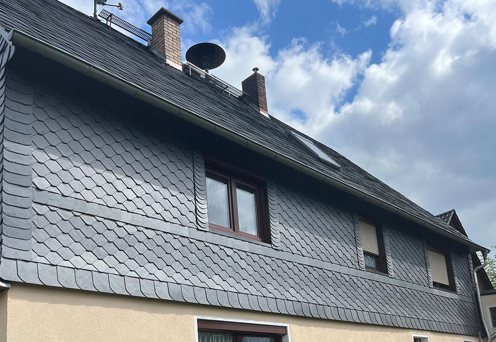 Fassadenbekleidung Naturschiefer 20x20 in Wabendeckung 80mm / Holzweichfaserdämmung