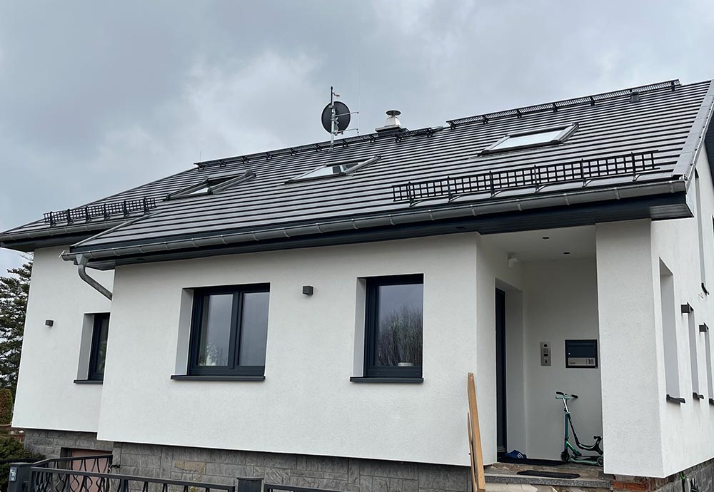 Metalldach Decra Cube anthracite / elektrische Roto Wohndachfenster