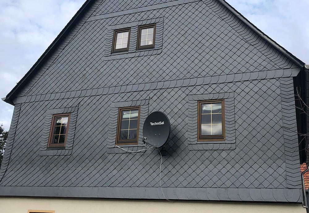 Fassadenverkleidung mit Naturschiefer in Spitzwinkeldeckung